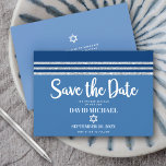 Bar Mitzvah Modern Bold Blue Silver Tallit Script Save The Date<br><div class="desc">Achten Sie darauf, dass alle Ihre Freunde und Verwandten den Meilenstein Ihres Sohnes Bar Mitzvah feiern können! Versenden Sie diese coole, einzigartige, moderne, personalisierte "Save the Date" Anzeigenkarte. Fett, weiße Schrift Typografie, Star of David und ein marineblau und silber Glitzer gestreift tallit inspirierte Grafik Overlay ein einfaches, cornblumenblauer Hintergrund. Personalisieren...</div>