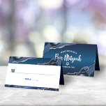 Bar Mitzvah Modern Navy Blue Ombre Silver Agate Platzkarte<br><div class="desc">Kein Bar Mitzvah Party ist ohne personalisierte Platzkarten komplett. Lass deinen Lieblings-Bar Mitzvah stolz sein, freuen und feiern seinen Meilenstein in seinem perfekt koordinierten Party. Navy blaue Typografie überlagert einen einfachen, weißen Hintergrund mit stählernen, blauen agaten Felsen mit Imitaten silbernen Venen oben und unten. Auf der Rückseite, weiße Schrift Typografie...</div>