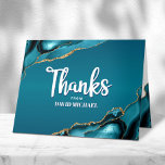 Bar Mitzvah Modern Turquoise Ombre Agate Script Dankeskarte<br><div class="desc">Vergewissern Sie sich, dass Ihr Lieblings-Bar Mitzvah zeigt seine Wertschätzung für alle, die seine Meilenstein-Veranstaltung unterstützt! Versenden Sie diese coole, einzigartige, moderne, personalisierte Dankeschön-Karte. Weiße handgeschriebene Schrift und fette Sans Serifentypografie überlagern einen tiefblaublauen Hintergrund mit türkisblauem Age, der mit den goldenen Venen der Imitate besticht. Zusätzliche türkisblaue Age und ein...</div>