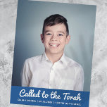 Bar Mitzvah Modernes Foto Einladung Postkarte<br><div class="desc">"An die Tora gerufen" geschrieben in spielerischem kursivem Skript mit serifenloser Typografie auf einem einfachen Farbhintergrund. Fügen Sie ein benutzerdefiniertes Foto hinzu. Abrufbar unter: http://www.zazzle.com/store/selectpartysupplies</div>