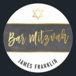 BAR MITZVAH Modernes Grauschalkpappgoldschreiben Runder Aufkleber<br><div class="desc">von kat massard >>> WWW.SIMPLYSWEETPAPERIE.COM << < *** HINWEIS - DIE SCHINTENGOLDFOLIENWIRKUNG IST EIN DRUCKENDES BILD ** - - - - - - - - - - - - - - - - - - - - - - - - - - - - - - - - - -...</div>