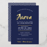 BAR MITZVAH Modernes, stilvolles Kalligrafiegrottg Folieneinladung<br><div class="desc">von kat massard Anspruchsvolle Einladung mit "glänzender Goldfolie" für die MITZVAH Feier Ihres Kindes. Einfach die Vorlage selbst aktualisieren E-Mail-Adresse für passende Elemente und alternative Farbschemas - kat@simplysweetpaperie.com</div>