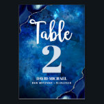 Bar Mitzvah Navy Galaxy Watercolor Agate Script Tischnummer<br><div class="desc">Kein Bar Mitzvah Party ist komplett ohne personalisierte Tischnummern. Lass deinem Sohn Stolz, Freude und feiere seinen Meilenstein in seinem perfekt koordinierten Party. Weiße Kalligraphie-Schrift, hellblau-graue und weiße Typografie und stählerne, blaue, agate Felsen mit Imitaten silbernen Adern überlagern einen tiefblauen galaxischen Aquarellhintergrund. Personalisieren Sie den benutzerdefinierten Text mit der Tischnummer,...</div>