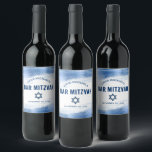 Bar Mitzvah Navy Typografie Blue Foil Bold Modern Weinetikett<br><div class="desc">Seien Sie stolz, freuen Sie sich und präsentieren Sie diesen Meilenstein Ihres Lieblings-Bar Mitzvah! Nutzen Sie dieses coole, einzigartige, moderne, personalisierte Weinlabel, um seinen besonderen Tag zu bereichern. Imitate metallische, hellblaue Pinselstriche, marineblaue Typografie und ein marineblauer David-Stern überlagern einen sauberen, weißen Hintergrund. Personalisieren Sie den benutzerdefinierten Text mit dem Namen...</div>