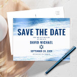 Bar Mitzvah Rettete Date Navy Typografie Blue Foil Einladungspostkarte<br><div class="desc">Achten Sie darauf, dass alle Ihre Freunde und Verwandten den Meilenstein Ihres Sohnes Bar Mitzvah feiern können! Versenden Sie diese coole, einzigartige, moderne, personalisierte Postkarte "Save the Date". Metallische, hellblaue Pinselstriche aus der Folie, gewagte, marineblaue Typografie und Star of David überlagern einen einfachen, weißen Hintergrund. Personalisieren Sie den benutzerdefinierten Text...</div>