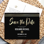 Bar Mitzvah Save the Date Black Gold Foil Script Einladungspostkarte<br><div class="desc">Achten Sie darauf, dass alle Ihre Freunde und Verwandten den Meilenstein Ihres Sohnes Bar Mitzvah feiern können! Senden Sie diese atemberaubende, moderne, "Save the Date" Ankündigungskarte. Graphische Imitate Goldfolienkalligraphie-Skript, Star of David, und handgezeichnete tallit Linien, überlagern einen reichen, dramatischen, schwarzen Hintergrund. Personalisieren Sie den benutzerdefinierten Text mit dem Namen und...</div>