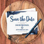 Bar Mitzvah Save the Date Navy Blue Agate Script Einladungspostkarte<br><div class="desc">Achten Sie darauf, dass alle Ihre Freunde und Verwandten den Meilenstein Ihres Sohnes Bar Mitzvah feiern können! Versenden Sie diese coole, einzigartige, moderne, personalisierte Postkarte "Save the Date". Navy Schrift Typografie und Star of David überlagern einen schlichten, weißen Hintergrund mit Stahl blauen agate Felsen akzentuiert mit Imitaten silbernen Venen. Personalisieren...</div>