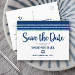Bar Mitzvah Save the Date Navy Blue Tallit Script Einladungspostkarte<br><div class="desc">Achten Sie darauf, dass alle Ihre Freunde und Verwandten den Meilenstein Ihres Sohnes Bar Mitzvah feiern können! Versenden Sie diese coole, einzigartige, moderne, personalisierte Postkarte "Save the Date". Fett, marineblaue Schriftzeichen, Stern von David und ein marineblau und silber gestreiftes Tallit inspirierte grafische Overlay ein einfacher, weißer Hintergrund. Personalisieren Sie den...</div>
