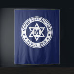 Bar mitzvah Stern von David blau jede Farbe Monogr Wandteppich<br><div class="desc">Bar mitzvah Hintergrund mit einem weißen Stern von David mit dem Monogramm des Jungen initiale,  und Name und Datum um den Stern herum. Die Standardfarben sind weiß und dunkelblau,  aber alle Farben sind im Designwerkzeug vollständig anpassbar. Sie können das Logo auch verschieben und verändern.</div>