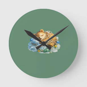 Bär ruht auf Plastikmüll Wildlife Runde Wanduhr