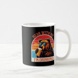 Bär trinkt Bier im Freien Lustiger Grizzly beim Wa Kaffeetasse