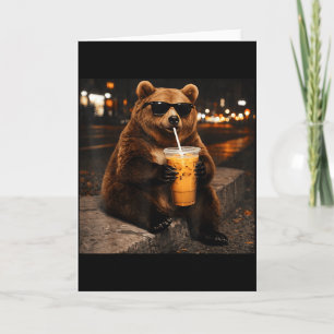 Bär trinkt eisgekühlten Kaffee Lustiges Tier Meme  Karte
