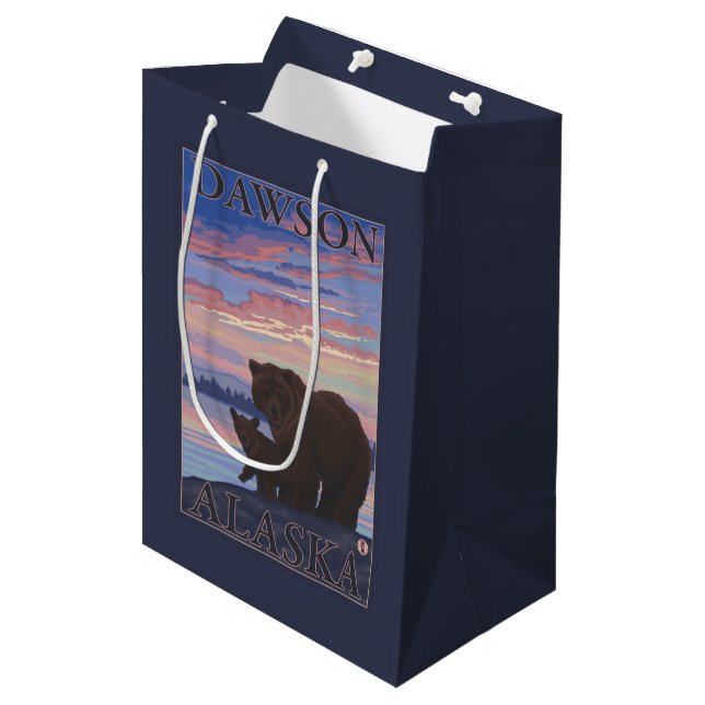 Bär und CUB - Dawson, Alaska Mittlere Geschenktüte (Vorderseite Schrägansicht)