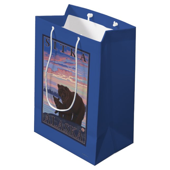 Bär und CUB - Sitka, Alaska Mittlere Geschenktüte (Rückseite Schrägansicht)