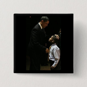 Barack, das den Fackel-Knopf führt Button