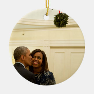 Barack und Michelle Mistletoe - Rd Ornament