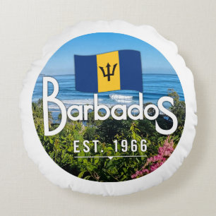 "Barbados Est. 1966" Ost-Küstenansicht mit Flagge Rundes Kissen