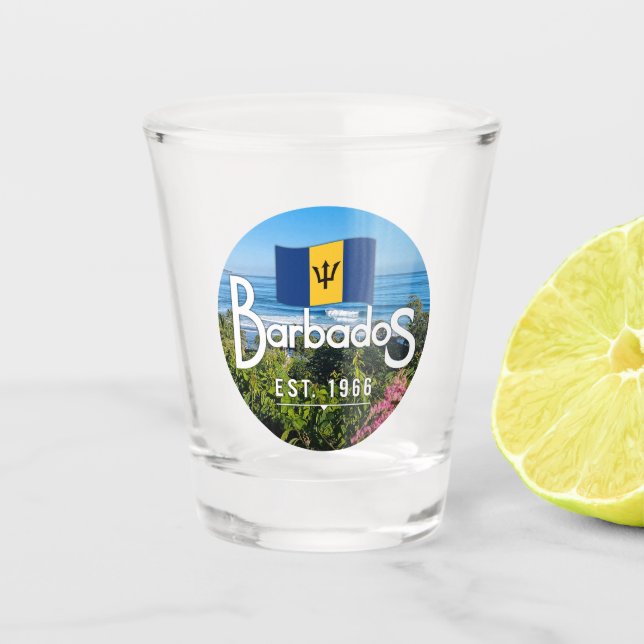 "Barbados Est. 1966" Ost-Küstenansicht mit Flagge Schnapsglas (Vorderseite)