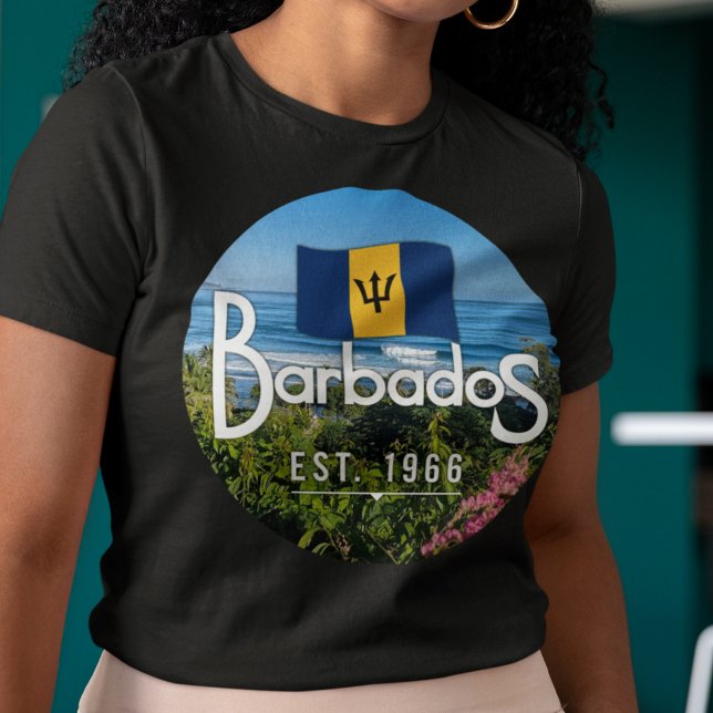 "Barbados Est. 1966" Ost-Küstenansicht mit Flagge T-Shirt (Von Creator hochgeladen)