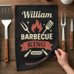Barbecue King Küchenhandtuch mit individuellem Nam Geschirrtuch<br><div class="desc">Verleihen Sie Ihrer Küche oder Ihrem Grillbereich einen knalligen BBQ-Stil mit diesem Barbecue King-Küchentuch mit individuellem Namen, Flammengrafik, Grillwerkzeugen und vintage-inspiriertem Bannerdesign. Perfekt für Barbecue-Liebhaber, Grillmeister, Väter und alle, die gerne im Freien kochen, bringt dieses personalisierte Tuch einen lustigen rustikalen Touch in die Küche, auf die Terrasse oder in den...</div>