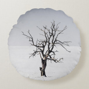 BARE BAUM INMITTEN DES SCHNEES RUNDES KISSEN