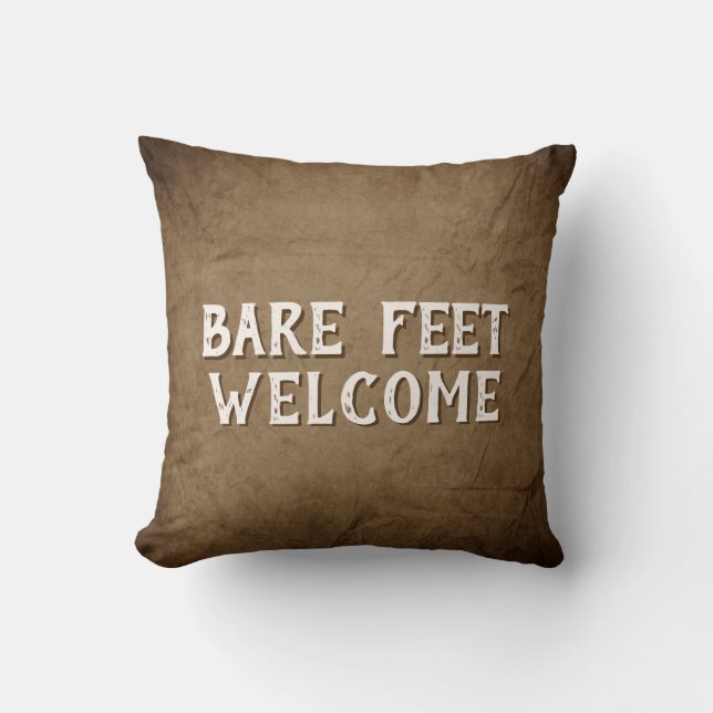 Bare Feet Willkommen auf Brown Kissen (Vorderseite)