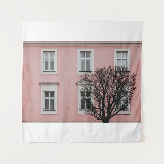 BARE TREE IN FRONT OF PINK BUILDING WANDTEPPICH (Vorderseite)