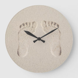 Barefoot Prints in Beach Sand Große Wanduhr