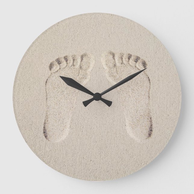 Barefoot Prints in Beach Sand Große Wanduhr (Vorderseite)