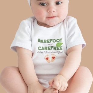 Barefoot und Carefree mit Babyfüße und Herz Baby Strampler