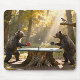 Bären spielen Ping Pong in einem Wald Mousepad