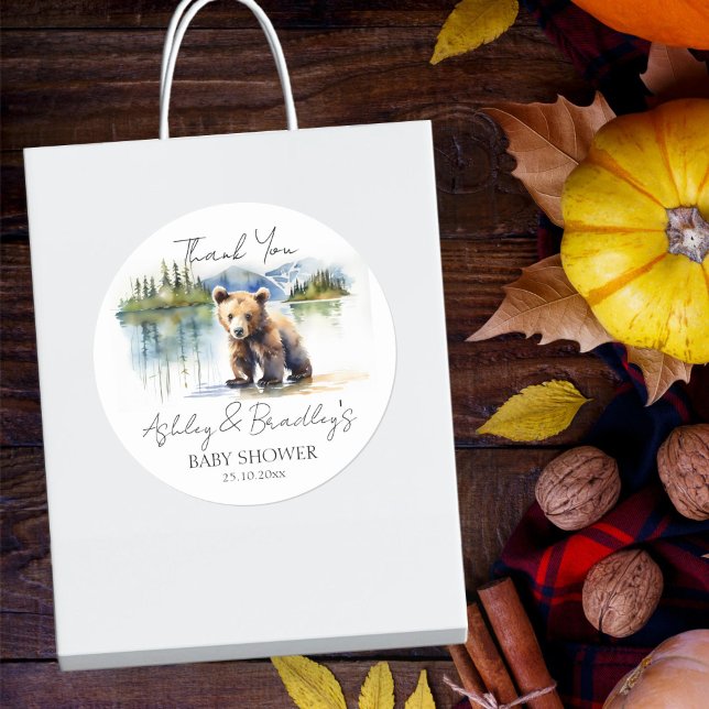 Bärenbecher Abenteuer erwartet Baby-Dusche danke Runder Aufkleber (Bear cub adventure awaits baby shower thank you favor gift stickers watercolor cute bear in Alaska )