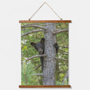 Bärenjunges klettert auf einen Baum Wandteppich Mit Holzrahmen
