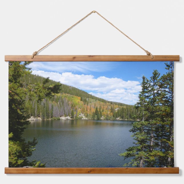 Bärensee im Rocky Mountain Nationalpark Wandteppich Mit Holzrahmen (Vorne)