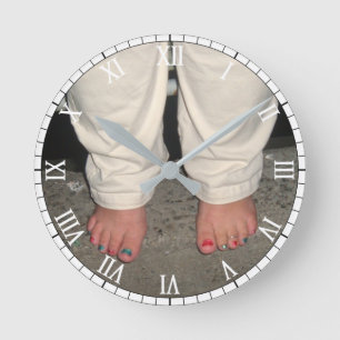 Barfuß an der Pier-runden Wanduhr