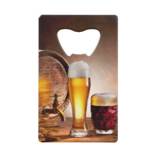 Baril de bière avec verres de bière sur une table