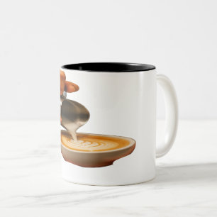 Barista beim Eingießen von Latte-Art-Kaffee-Design Zweifarbige Tasse