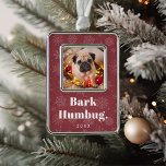 Bark Humbug | Foto für Haustiere Rahmen-Ornament Silber<br><div class="desc">Adorable Weihnachtsschmuck zeigt ein beliebtes Foto Ihres Haustieres mit der Beschriftung "Barkegel" unter einem weißen Retrosatz auf einem kranberrroten Hintergrund mit tonalen Schneeflocken. Personalisieren Sie sich mit dem Jahr unten.</div>