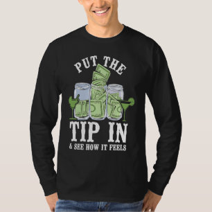 Barkeeper Mixologe setzen den Tipp ein und sehen, T-Shirt