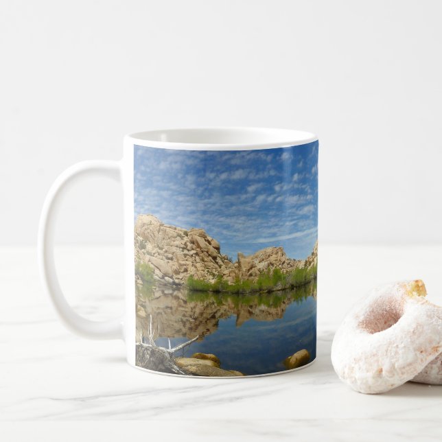 Barker Dam Reflection bei Joshua Tree II Kaffeetasse (Mit Donut)
