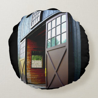 Barn Door Perspective Rundes Kissen
