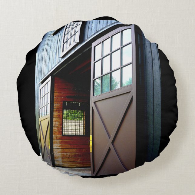 Barn Door Perspective Rundes Kissen (Rückseite)