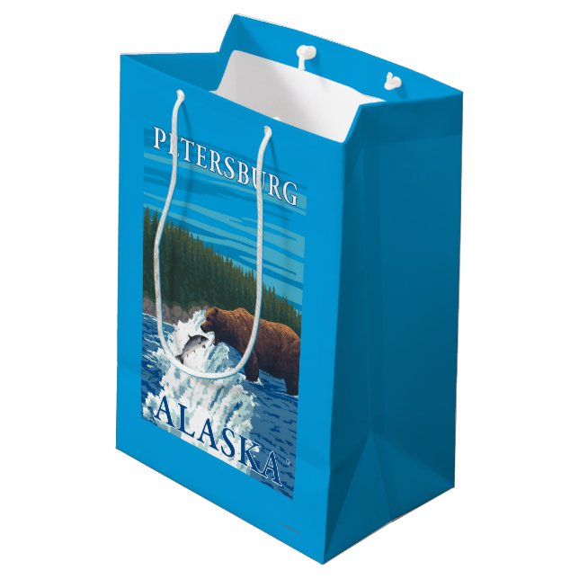 Bärn-Fischen im Fluss- Petersburg, Alaska Mittlere Geschenktüte (Rückseite Schrägansicht)