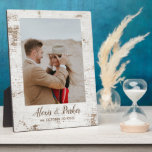 Barnwood Rustic Country Wedding Foto Keepake Fotoplatte<br><div class="desc">Der Sake zum Hochzeitssaal,  mit weißgetünchten Holzeffekt-Rahmen (digital erstellt).  Personalisieren Sie Ihre Daten mit Ihrem Namen und Veranstaltungsdatum,  oder mit jeder gewünschten Nachricht.  Ideale Geschenkidee für die Neuvermählten,  Jubiläum und vieles mehr.</div>