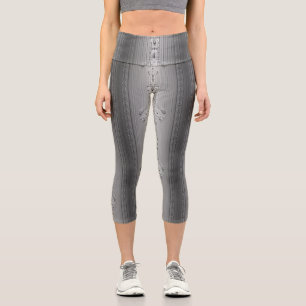 Barockes Blumenmuster mit grauer Umrandung Capri Leggings
