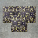 Barockgold Blühend Ornamente auf Lila Marmor Fliese<br><div class="desc">Elegantes dekoratives Fliesendesign mit goldgeprägten Imitaten auf dunklem,  lila Marmorboden.</div>