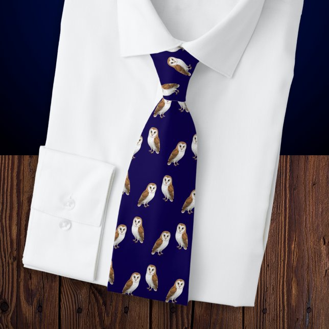Barowls Navy Gemusterte Wildtiere Thema Krawatte (A stylish tie with pattern of barn owls on a dark midnight blue background)