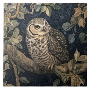 Barred Owl in einem Nachtwald William Morris Style Fliese