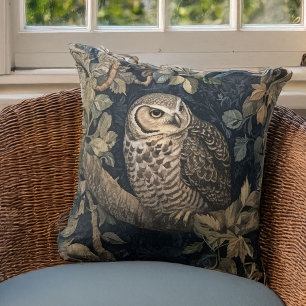 Barred Owl in einem Nachtwald William Morris Style Kissen