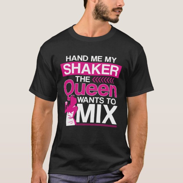 Bartender Mixologist Queen Hand Me My Shaker The Q T-Shirt (Vorderseite)